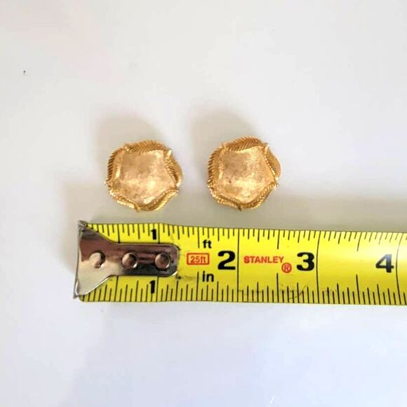 Vintage Crown Trifari Earrings Women's Textural Round Gold Leaf Clip On Signed - Picture 8 of 10